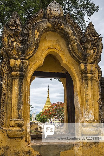 Ausblick durch Portal auf Pagode  antike Stadt Inwa oder Ava  Mandalay-Division  Myanmar  Burma  Birma  Asien
