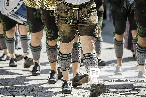 Männer in Lederhosen  Festumzug  Trachtenumzug  Garmisch-Partenkirchen  Oberbayern  Bayern  Deutschland  Europa