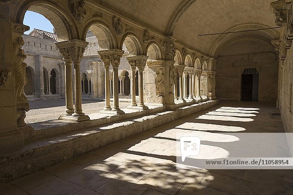 Kreuzgang im Kloster St. Trophime  Arles  Provence-Alpes-Cote d'Azur  Frankreich  Europa