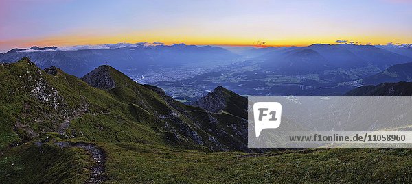 Unterinntal mit Innsbruck und Wipptal in der Dämmerung  Ausblick von Nockspitze  Tirol  Österreich  Europa