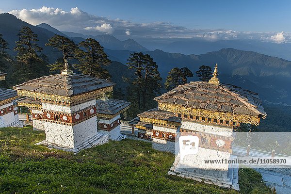 Die 108 Chorten oder Gebetsschreine von Druk Wangyal am Dochula-Pass  Hongtso  Himalaya-Region  Königreich Bhutan