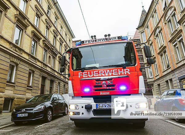 Feuerwehr mit Blinklicht in einer Straße  Stuttgart  Baden-Württemberg  Deutschland  Europa