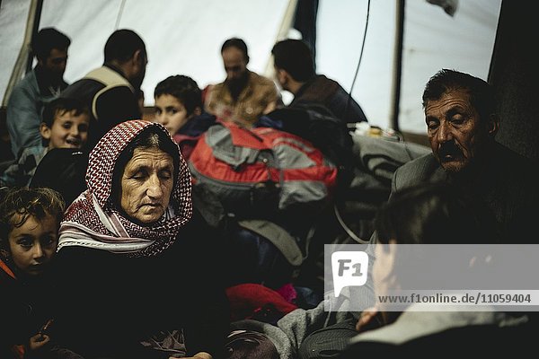 Flüchtlingslager an der griechisch-mazedonischen Grenze  syrische Familie in einer Gemeinschaftsunterkunft  Idomeni  Zentralmakedonien  Griechenland  Europa