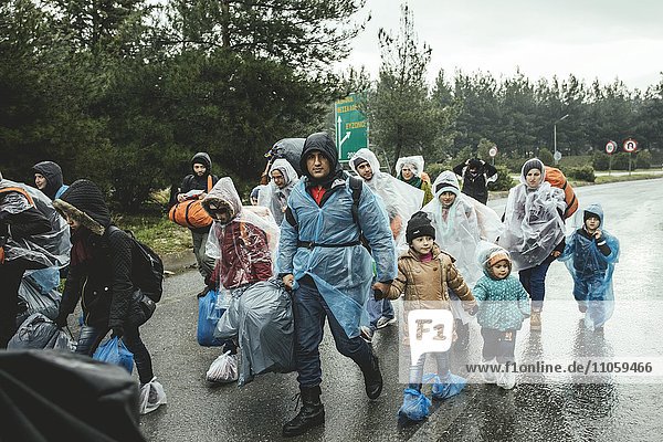 Ankommende Flüchtlinge bei Regen  Flüchtlingslager Idomeni  Grenze zu Mazedonien  Griechenland  Europa