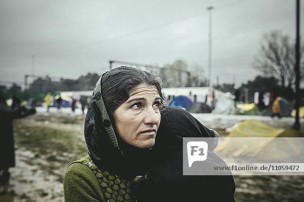 Mutter mit kleinem Kind auf dem Arm  Flüchtlingslager Idomeni  Grenze zu Mazedonien  Griechenland  Europa