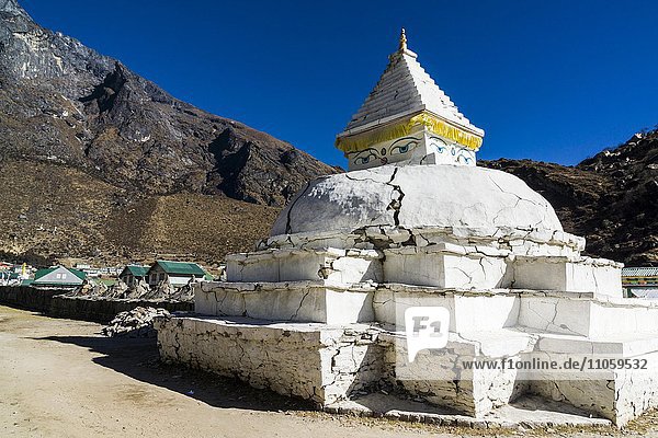 Stupa des Dorfes Khumjung  durch das Erdbeben im Jahr 2015 beschädigt  Khumjung  Solo Khumbu  Nepal  Asien