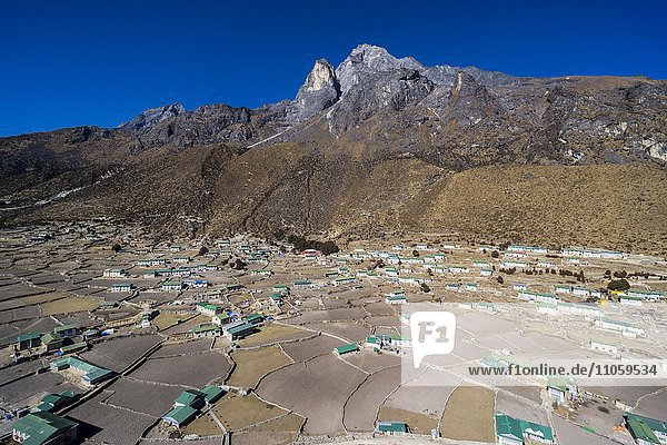 Weit ausgedehntes landwirtschaftliches Dorf mit Feldern und Bauernhäusern in einem Hochtal  Khumjung  Solo Khumbu  Nepal  Asien