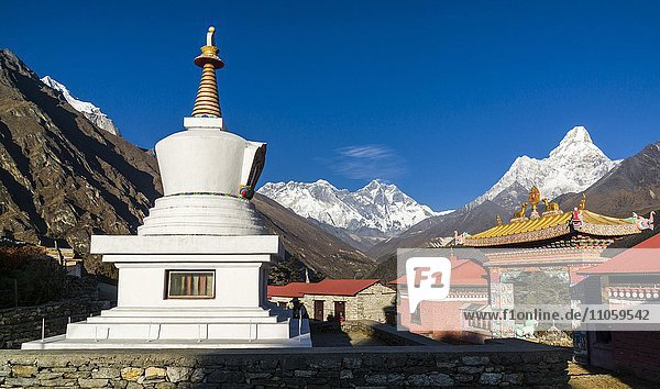 Stupa des Tengboche Gompa Kloster  Mt. Everest  8848 m  und Ama Dablam  6856 m  dahinter  Tengboche  Solo Khumbu  Nepal  Asien