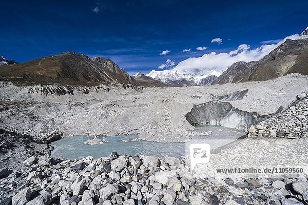 Ausblick auf den Ngozumba Gletscher  schneebedeckte Berge in der Ferne  Gokyo  Solo Khumbu  Nepal  Asien