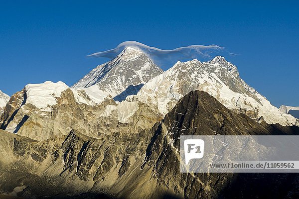 Mt. Everest  8848 m  mit einer weißen Wolke auf seiner Spitze  aus Sicht vom Gokyo Ri  5360 m  Gokyo  Solo Khumbu  Nepal  Asien