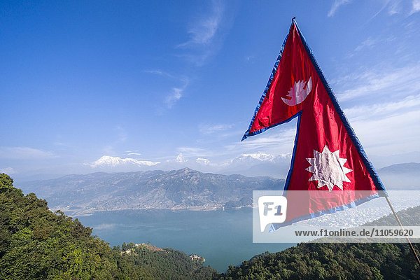 Nationalflagge von Nepal hoch über dem Phewa-See und der Stadt Pokhara  Annapurna hinten  Thumki  Kaski  Nepal  Asien
