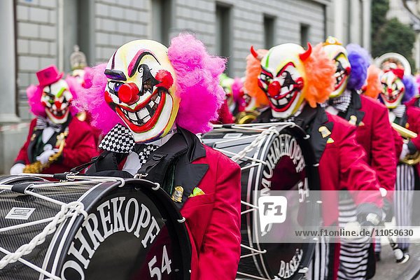 Guggenmusiker tragen Kostüme und Masken bei der großen Prozession der Basler Fasnacht,  Basel,  Schweiz,  Europa