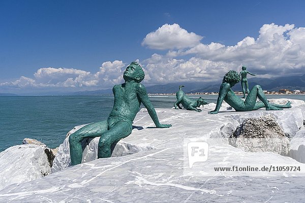 Statuen von Libero Maggini auf einem Pier  Viareggio  Toskana  Italien  Europa