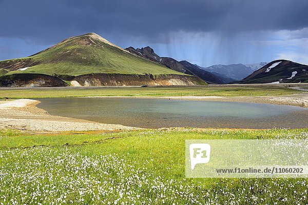 Vulkanische Landschaft  Landmannalaugar  Gletscherfluss Joekugilskvisl  Fjallabak Nationalpark  Island  Europa