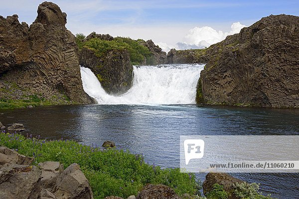 Wasserfall Hjalparfoss  Fluss Fossa i Pjorsardal  Südisland  Island  Europa