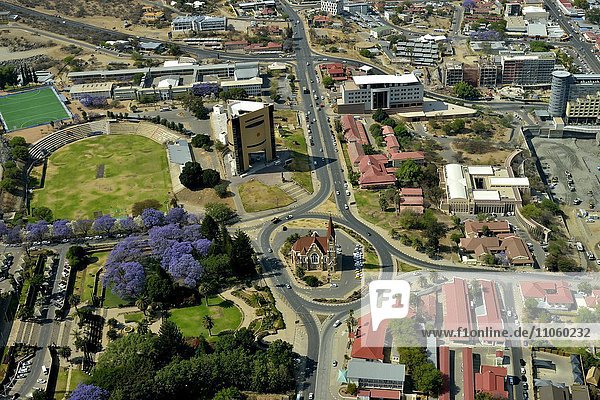 Christuskirche und Unabhängigkeitsmuseum  Independence Memorial Museum  Luftaufnahme  Windhoek  Namibia  Afrika