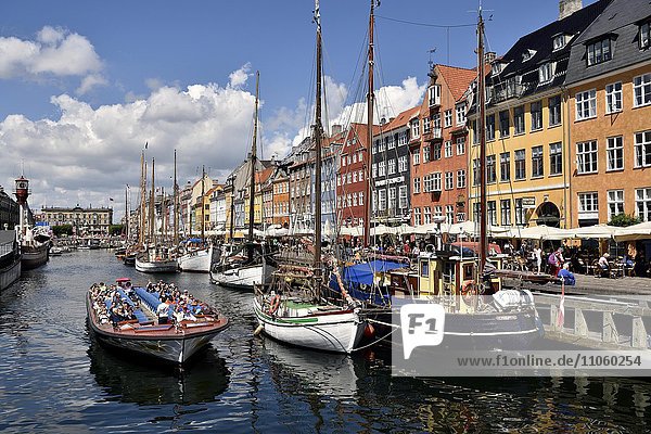 Ausflugsboote auf Kanal vor bunten Hausfassaden  Nyhavn  Kopenhagen  Dänemark  Europa