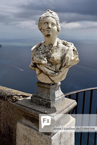 Marmorne Büste auf der Terrazza dell'Infinito der Villa Cimbrone Ravello Amalfiküste Costiera Amalfitana Provinz Salerno Kampanien Italien Europa