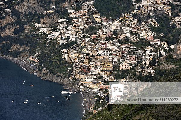 Blick auf die Ortschaft Positano Amalfiküste Costiera Amalfitana Provinz Salerno Kampanien Italien Europa