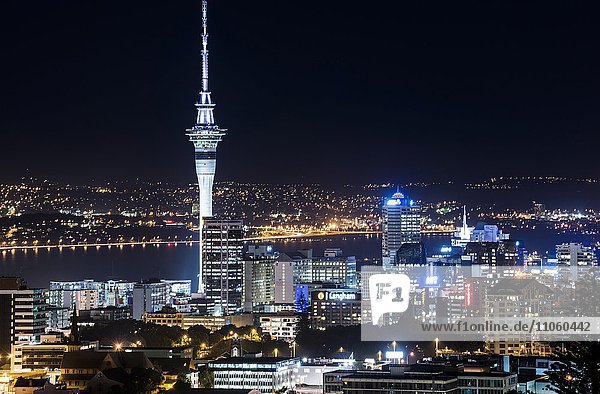 Skyline von Auckland bei Nacht  Central Business District CBD  Auckland  Neuseeland  Ozeanien