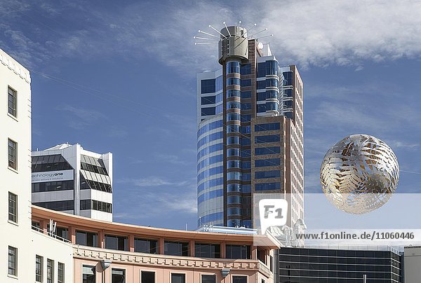Schwebende Eisenkugel Farnball Skulptur am Civic Square hinten Majestic Center Wellington Neuseeland Ozeanien
