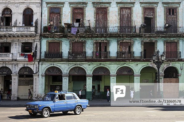 Straßenszene  blauer Oldtimer  Taxi vor maroden Hausfassaden  Altstadt  Havanna  Kuba  Nordamerika