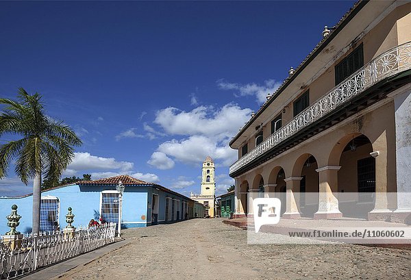 Straße und bunte Häuser  rechts das Museo Romantico im Palacio Brunet  hinten die Kirche Iglesia Parroquial de la Santisima  historische Altstadt  Trinidad  Provinz Sancti Spiritus  Kuba  Nordamerika