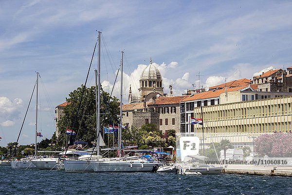 Segelboote im Hafen  hinten Kathedrale Sveti Jakov  Hl. Jakob  Sibenik  Kroatien  Europa