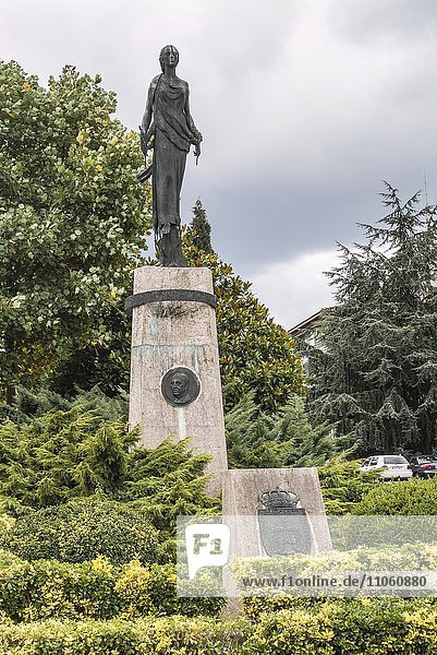 Denkmal für Diktator Francisco Franco von 1975  Obelisk mit Göttin Hera  Mitte Porträt von Franco wurde 2015 entfernt  Spanischer Platz  Oviedo  Provinz Asturien  Spanien  Europa