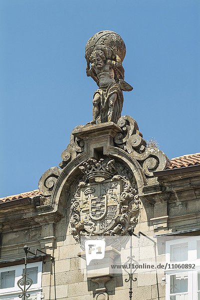 Atlasfigur und Wappen des Marquis von Bendañaam  1759  Giebel Museum Eugenio Granell  Altstadt  Santiago de Compostela  Provinz A Coruña  Galicien  Spanien  Europa