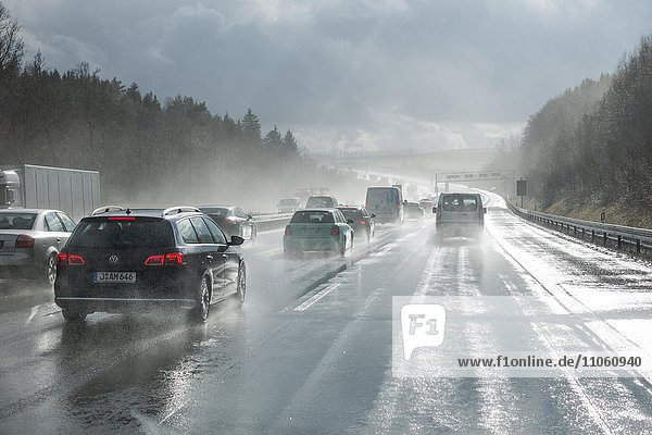 Autos überholen bei Regen und schlechter Sicht  Bundesautobahn A9  Thüringen  Deutschland  Europa