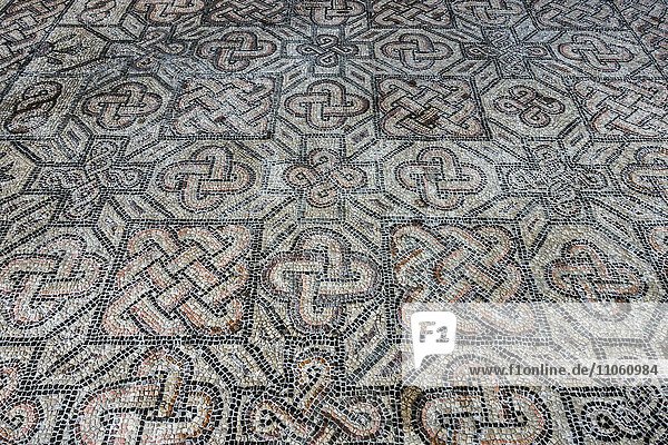 Frühchristlicher Mosaikboden mit Ornamenten  4.Jh.  freigelegt in Romanischer Basilika  Innenaufnahme  Aquileia  Provinz Udine  Region Friaul-Julisch Venetien  Italien  Europa
