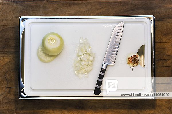 Sliced ??onion on cutting board with cutter