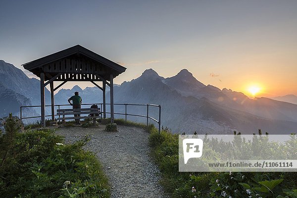 Sonnenuntergang am Schachen-Pavillon mit Blick auf Zugspitze  Hochblassen und Alpspitze  Garmisch-Partenkirchen  Bayern  Deutschland  Europa