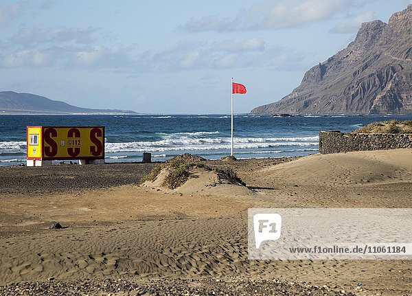 Rote Flagge  Warnung  Badeverbot  La Caleta de Famara  Lanzarote  Kanarische Inseln  Spanien  Europa