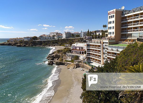 Playa Caletilla  Sandstrand  Urlaubsort Nerja  Provinz Málaga  Spanien  Europa