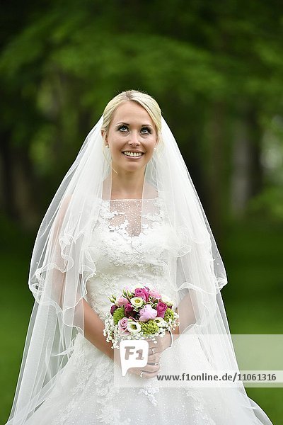 Braut im Brautkleid mit Brautstrauß und Schleier  Deutschland  Europa