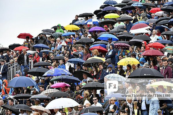 Zuschauer  Besucher auf einer Tribüne mit Regenschirmen bei Regen  Stuttgarter Weißenhof  Stuttgart  Baden-Württemberg  Deutschland  Europa