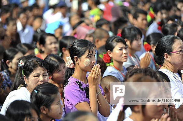 Praying believers in the Azarni Road  Bigboon Festival  day of meditation  pilgrims' procession  Dhammakaya Foundation  Dawei  Tanintharyi Region  Myanmar  Asia *** IMPORTANT: Image may not be used in a negative context with the Dhammakaya temple ***