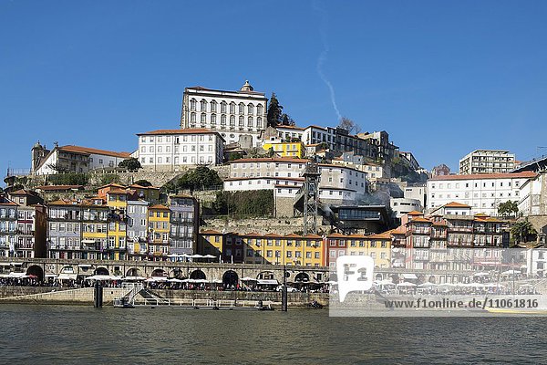 Uferpromenade  Altstadt Ribeira  ehemaliger Bischofspalast  Porto  UNESCO Weltkulturerbe  Portugal  Europa