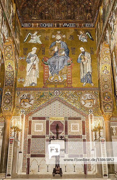 Byzantinisches Mosaik  thronender Christus Pantokrator  über Königsthron von Roger II  Cappella Palatina  Palastkapelle des Palazzo Reale auch Palazzo dei Normanni oder Normannenpalast  Palermo  Sizilien  Italien  Europa