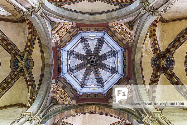 Vierung mit Tambour und Kuppel  Basilika Sankt Andreas  Basilica di Sant'Andrea  Gotik  Vercelli  Piemont  Italien  Europa