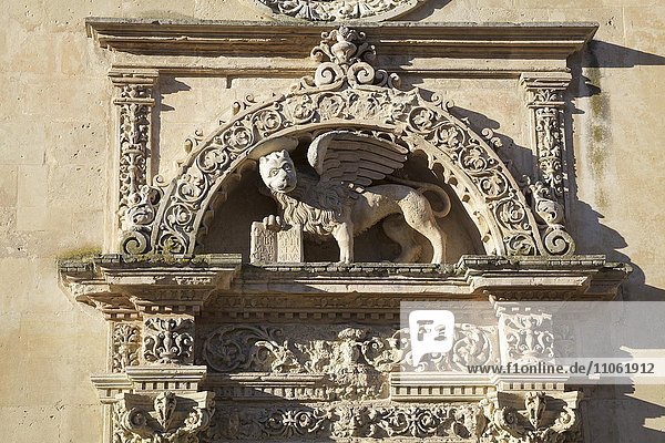 Portal der Kirche San Marco mit dem Löwen Symbol der Republik Venedig Lecce Apulien Italien Europa
