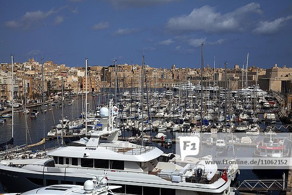 Ausblick über den Grand Harbour Jachthafen nach Valletta  Vittoriosa  Malta  Europa