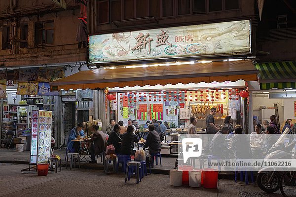 Straßenlokal am Temple Street Night Market  Nachtmarkt  Yau Ma Tei  Kowloon  Hongkong  China  Asien