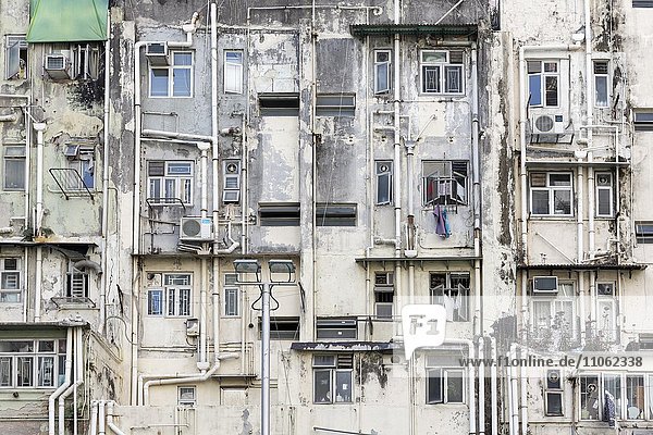 Heruntergekommene  marode Hausfassade mit außenliegenden Abwasserleitungen und Klimaanlagen  Wohnhaus in der Victoria City  Sheung Wan  Hongkong Island  Hong Kong  China  Asien
