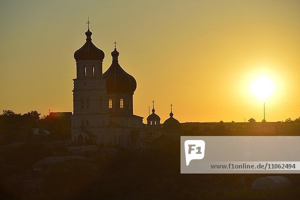 Kirche Sf. Dimitrie cel Nou bei Sonnenaufgang  Harsova  Rumänien  Europa