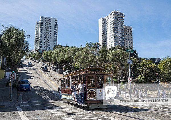 Historische Straßenbhn  Cable Car auf der Hyde Street  San Francisco  Kalifornien  USA  Nordamerika