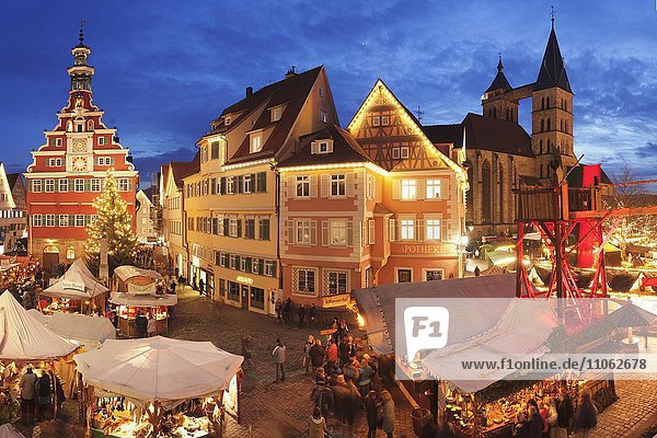 Beleuchteter Weihnachtsmarkt vor dem alten Rathaus  Stadtkirche St. Dionys  Esslingen am Neckar  Baden Württemberg  Deutschland  Europa
