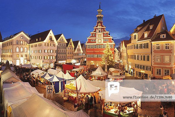 Beleuchteter Weihnachtsmarkt vor dem alten Rathaus  Esslingen am Neckar  Baden Württemberg  Deutschland  Europa